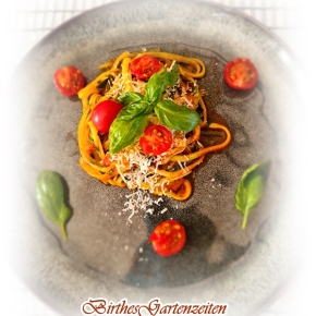 [Rezept] Zucchinischwemme: Zoodles (Zucchini-Nudeln) mit Tomaten und Basilikum